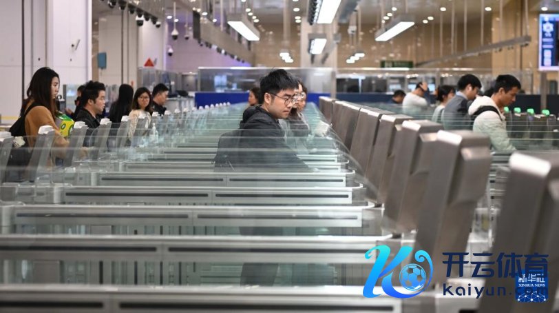 11月25日，在横琴港口自助检讨通说念，游客在自助过关。新华社记者 邓华 摄