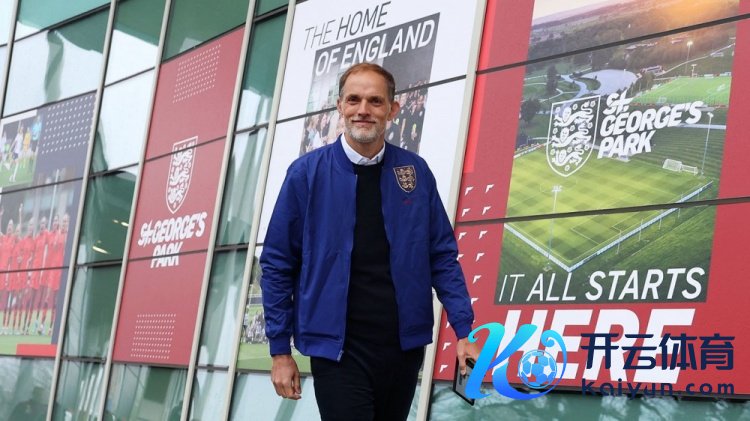 英格兰主帅图赫尔赶赴英足总报到体育录像/图片，参不雅基地会见阿什利-科尔等东说念主